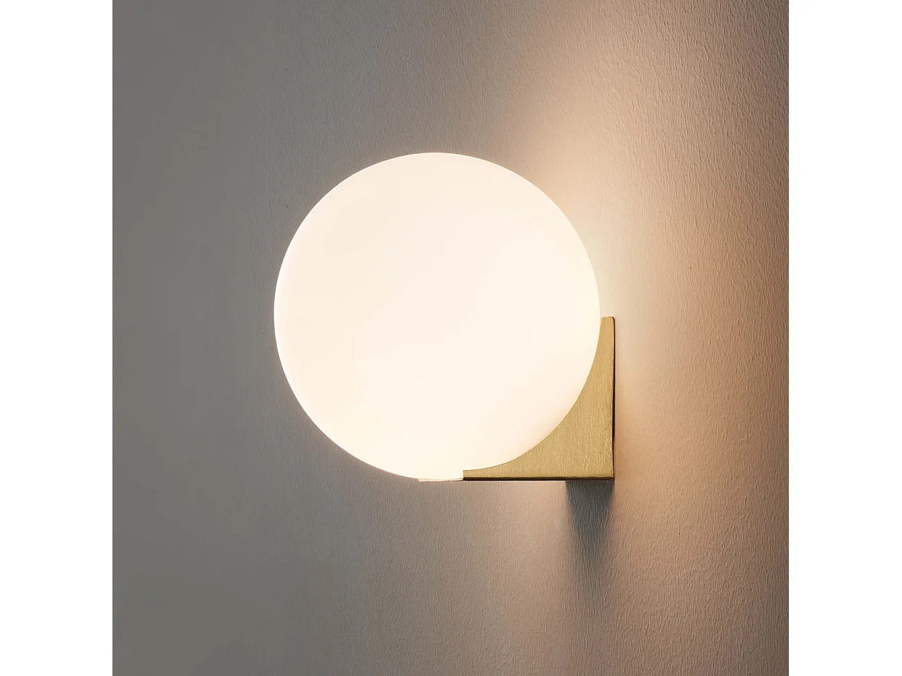 Applique ultra minimaliste boule blanche sur socle doré - Kandi