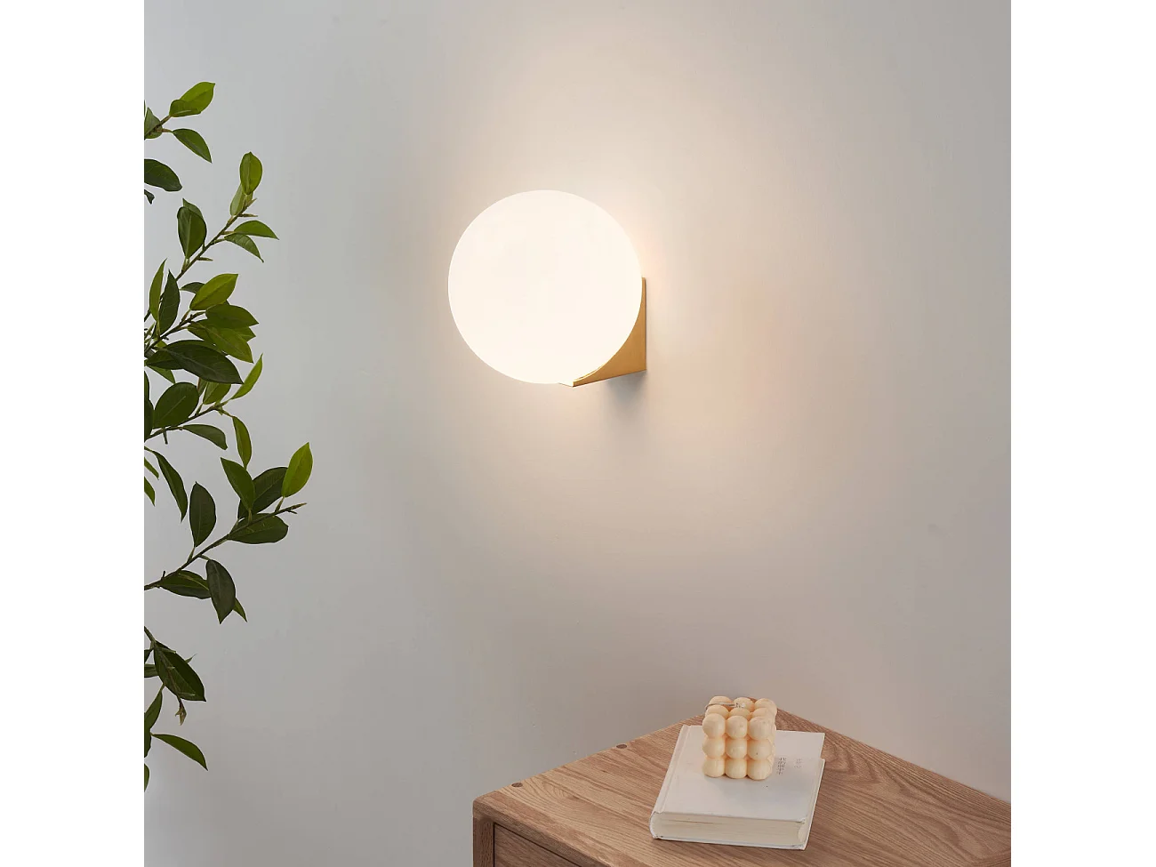 Applique ultra minimaliste boule blanche sur socle doré - Kandi