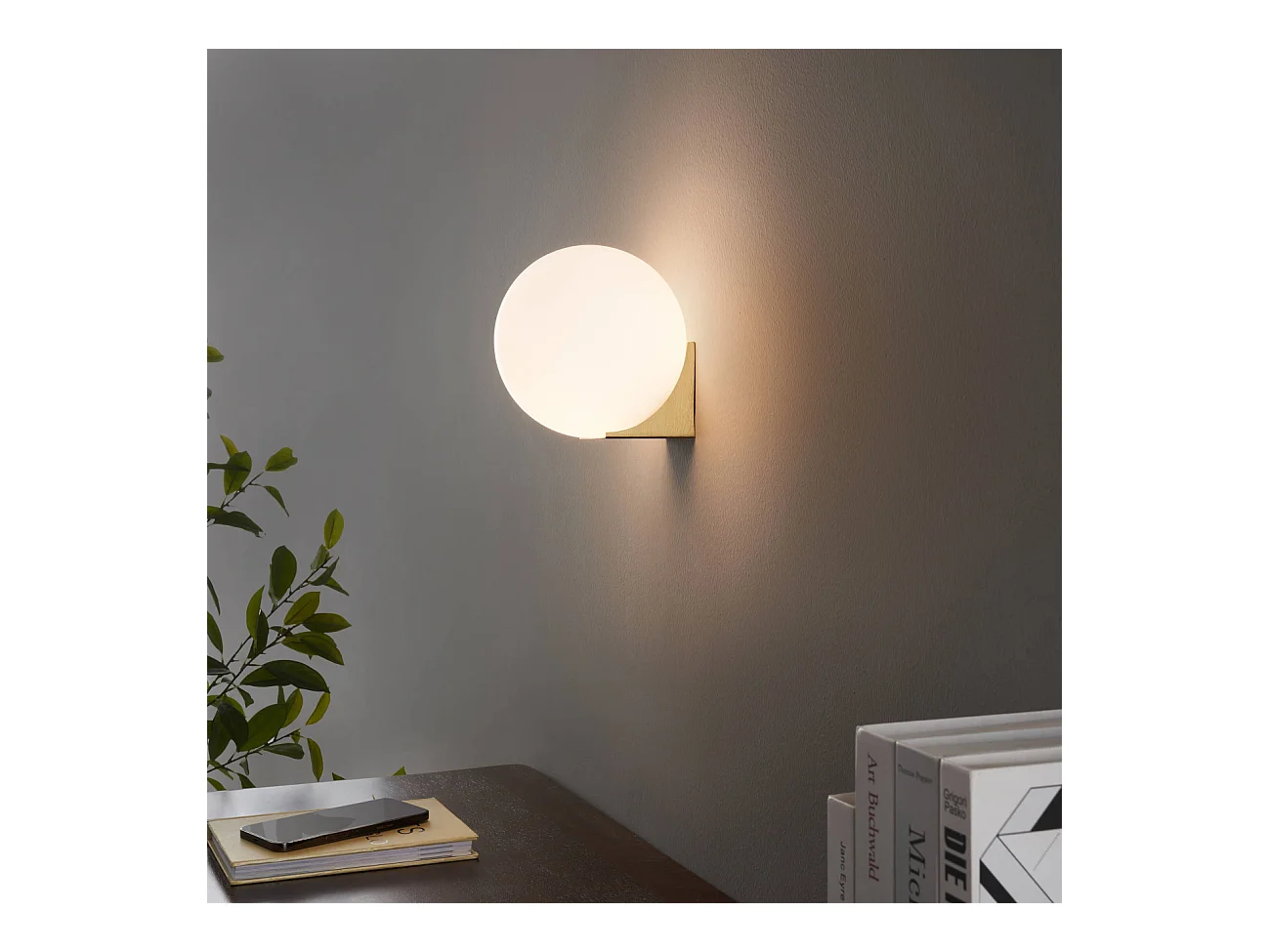Applique ultra minimaliste boule blanche sur socle doré - Kandi