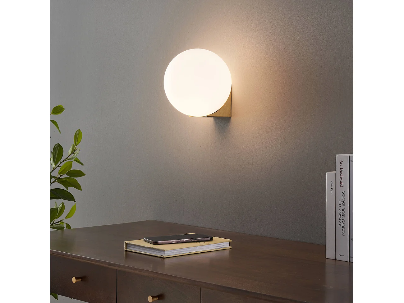 Applique ultra minimaliste boule blanche sur socle doré - Kandi