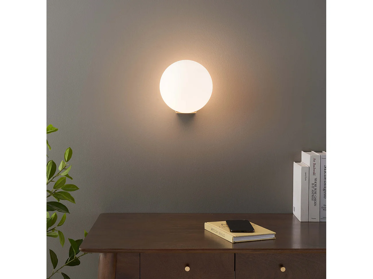 Applique ultra minimaliste boule blanche sur socle doré - Kandi