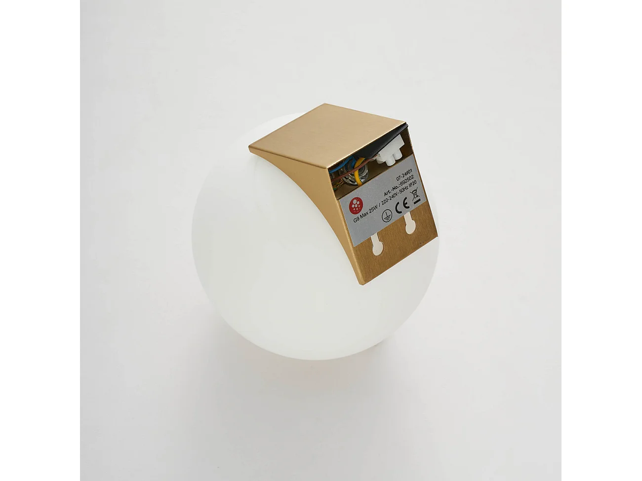 Applique ultra minimaliste boule blanche sur socle doré - Kandi