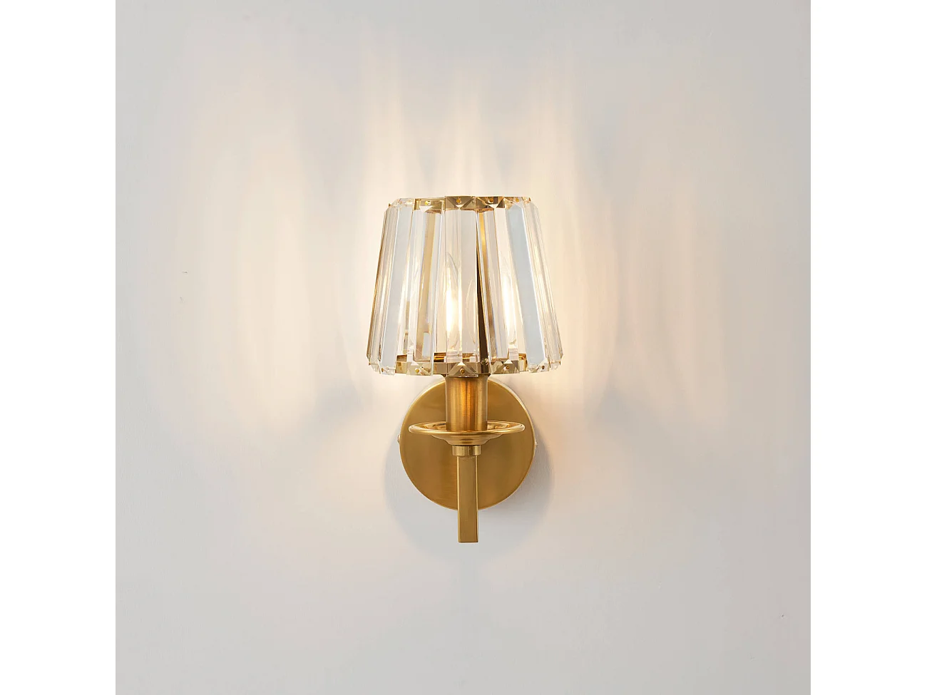 Applique luxueuse métal finition laiton et cristal - Odrina