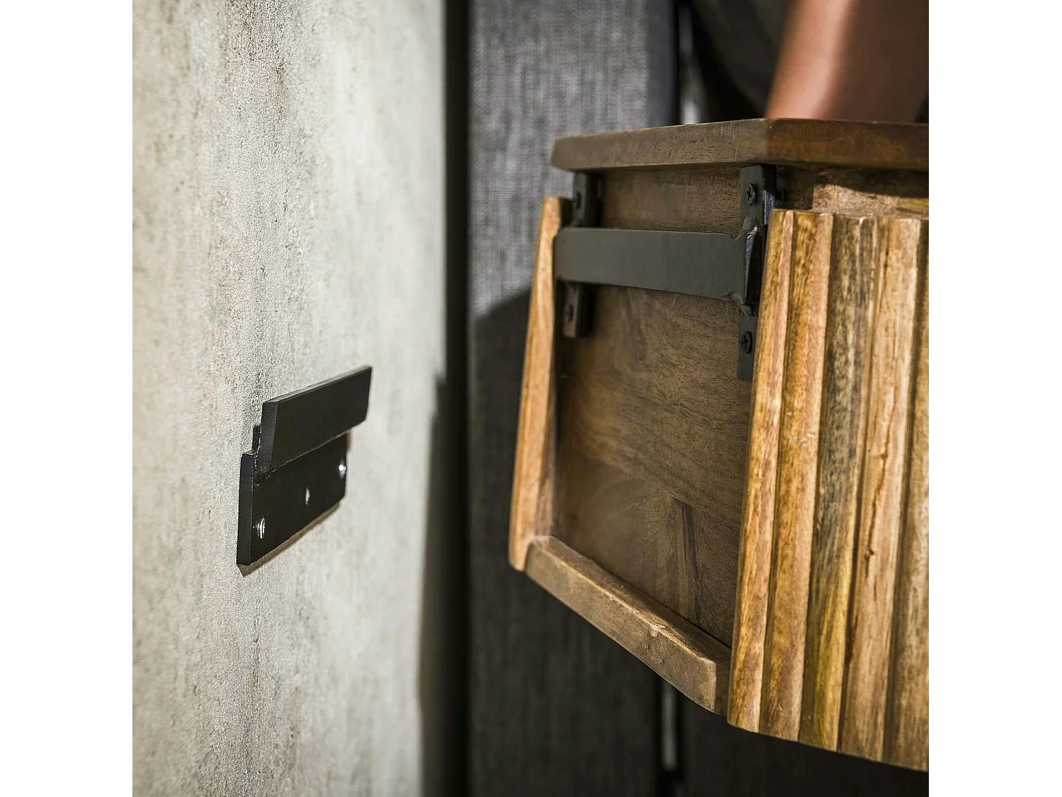 Table de nuit murale en bois de manguier rainuré, forme ronde DELHI