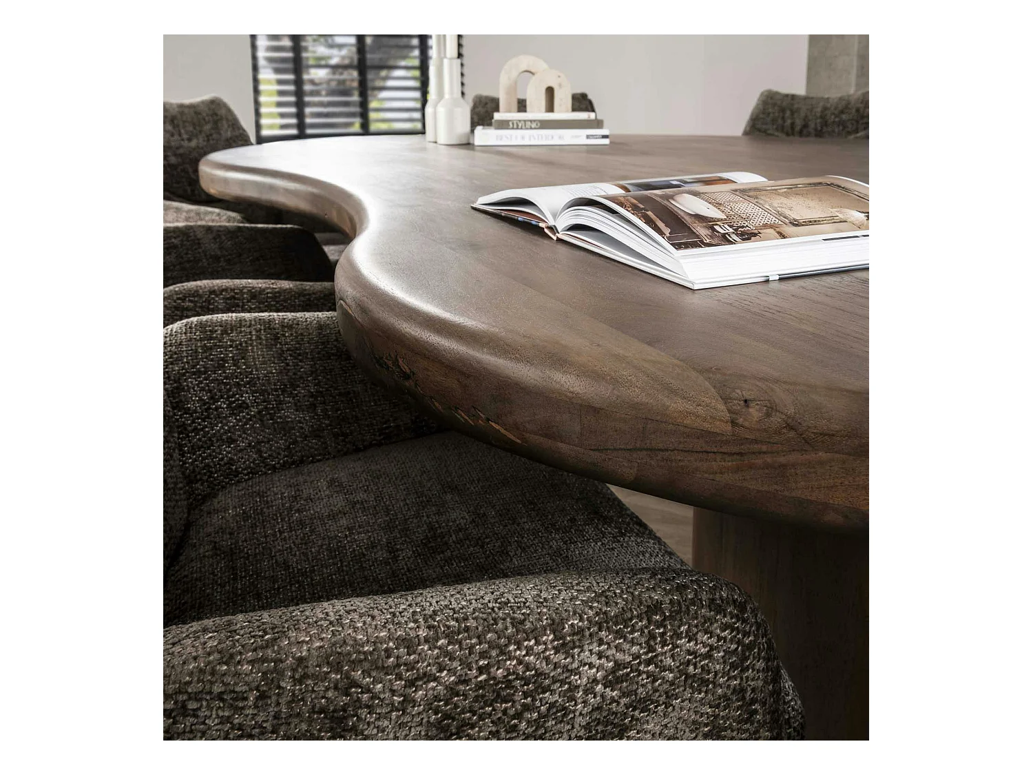 Table à manger design en bois d'acacia massif forme haricot 244 cm MYSORE