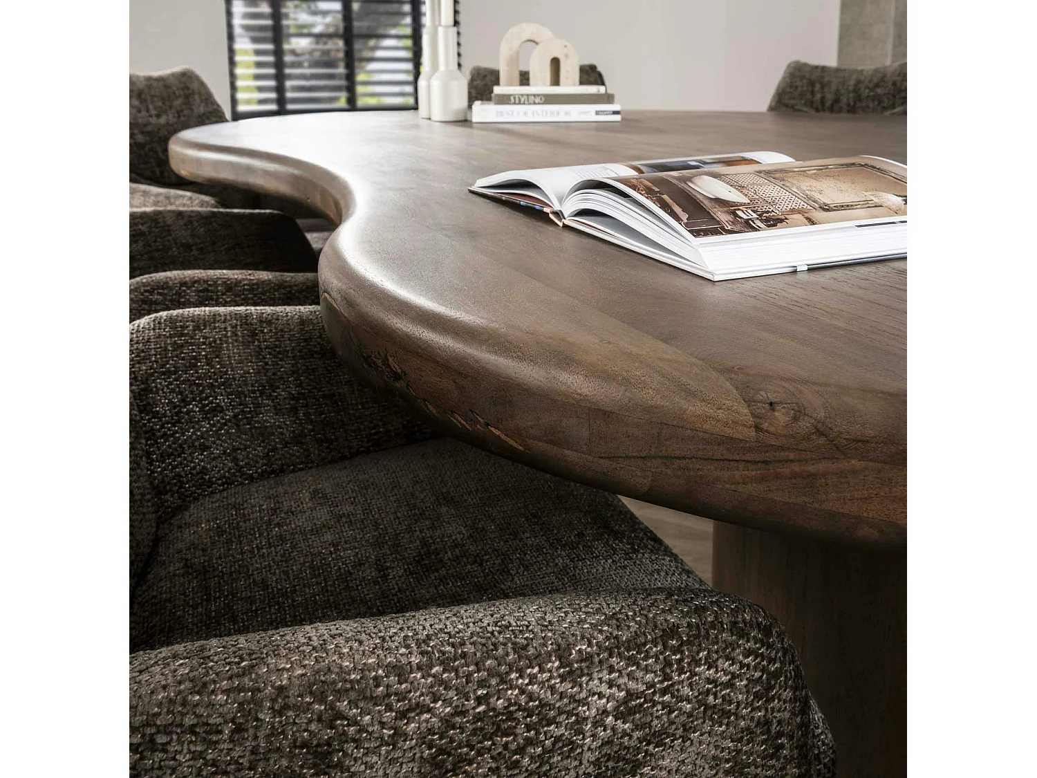 Table à manger design en bois d'acacia massif forme haricot 244 cm MYSORE