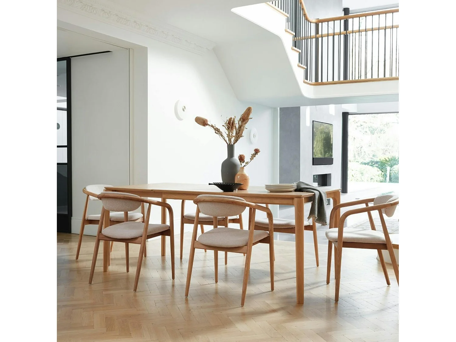 Table à manger moderne en chêne clair avec rallonge intégrée 135-190 cm DERBY