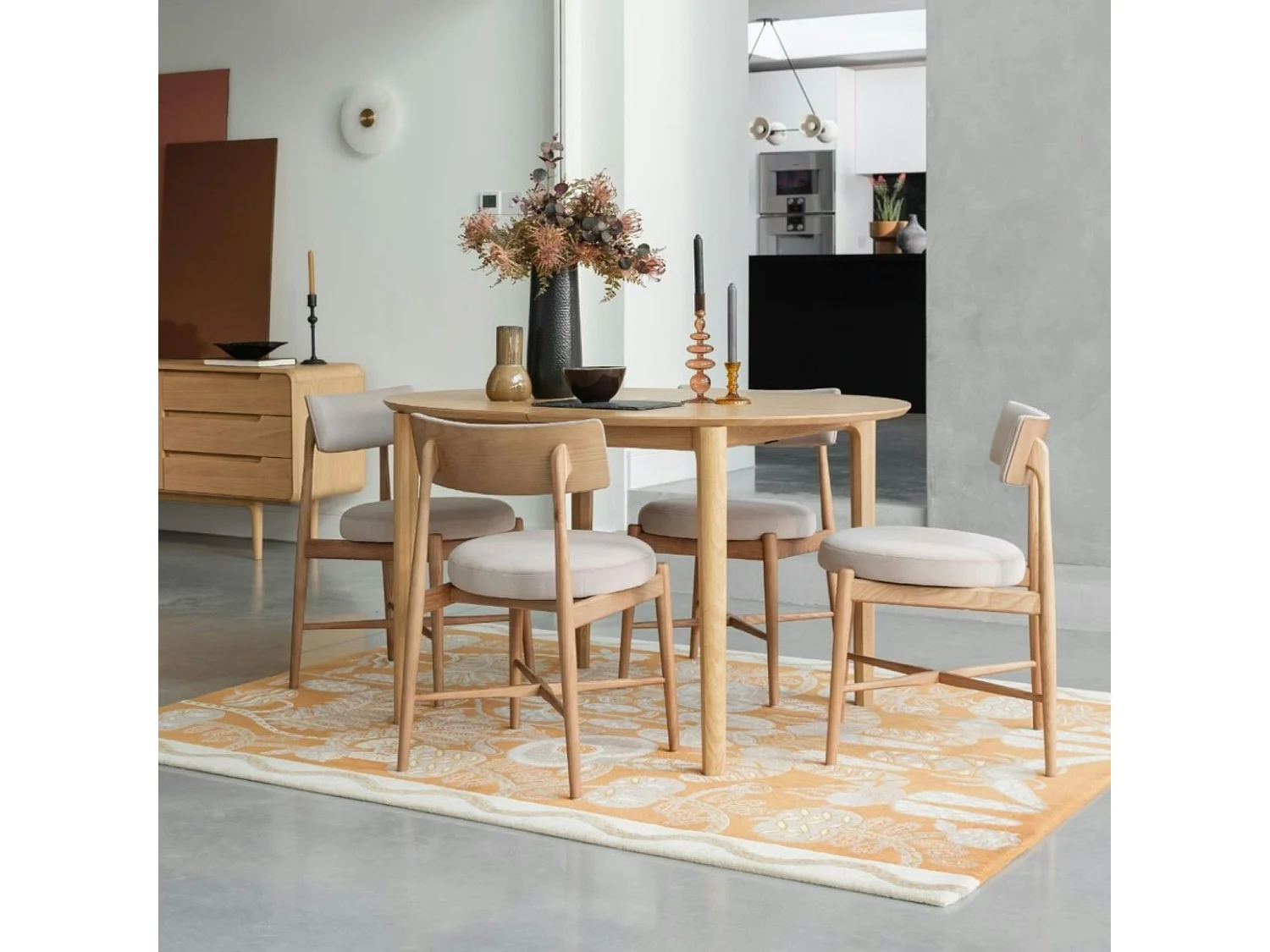 Table à manger ronde en chêne clair avec rallonge intégrée 130-170 cm DERBY