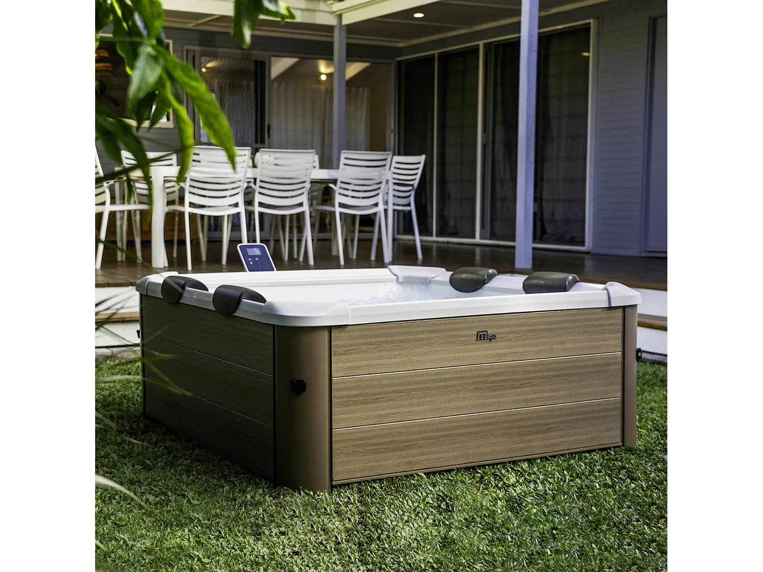 Spa rigide 6 places hydromassages. 4 coussins + 8 filtres. OSLO AMBER. beige. L 160 x P 160 x H 65 cm