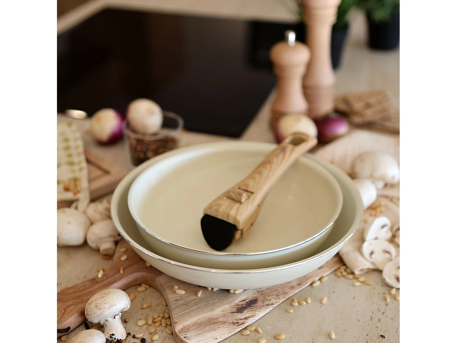 Menastyl - Lot De 2 Poeles Colorama 22 Et 26cm En Aluminium Creme Avec Poignee