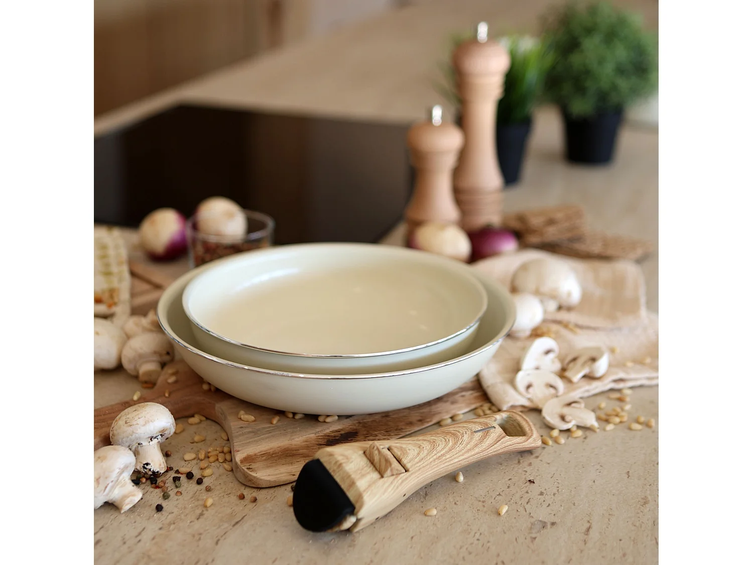 Menastyl - Lot De 2 Poeles Colorama 22 Et 26cm En Aluminium Creme Avec Poignee