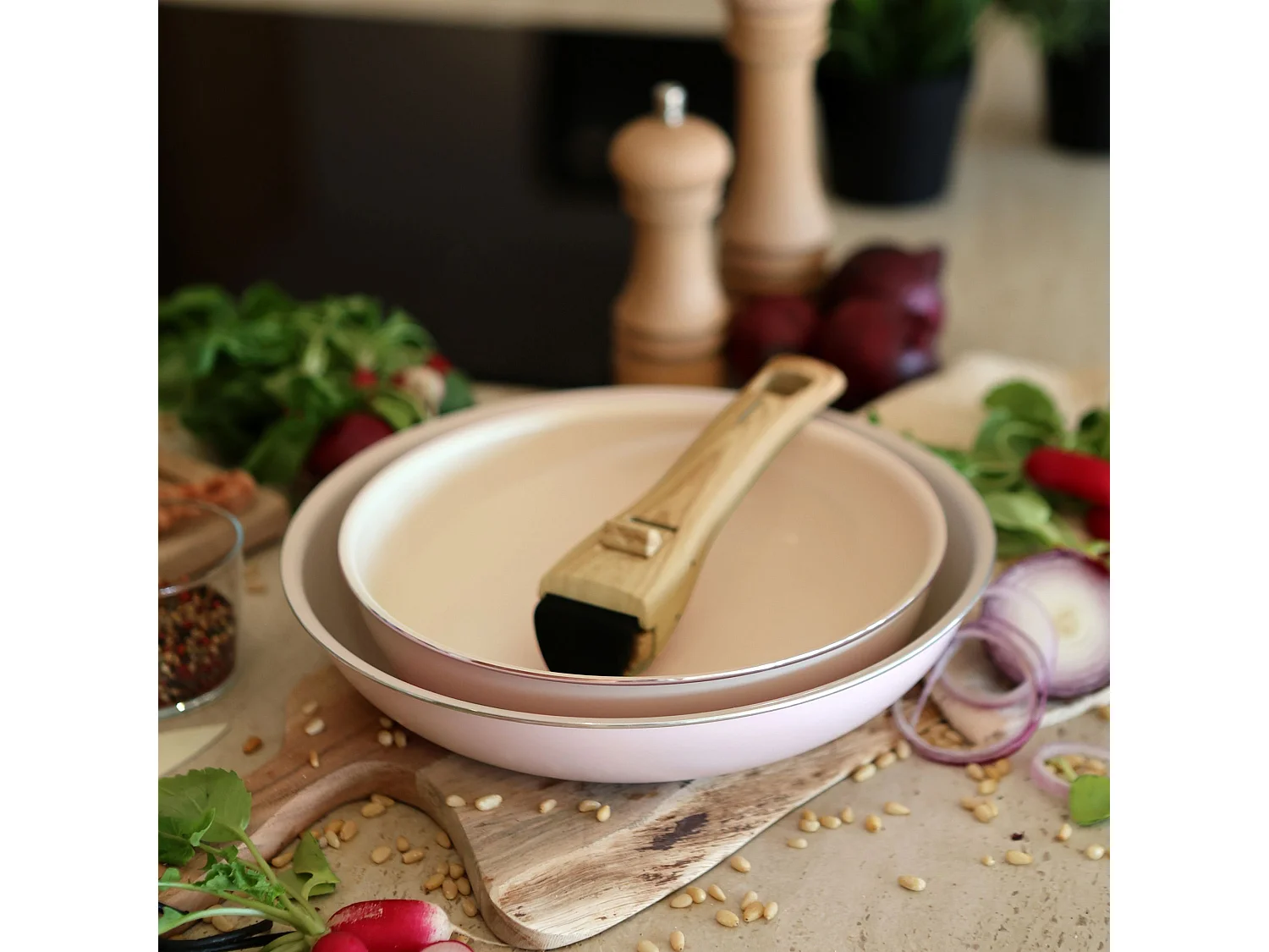 Menastyl - Lot De 2 Poeles Colorama 22 Et 26cm En Aluminium Rose Avec Poignee