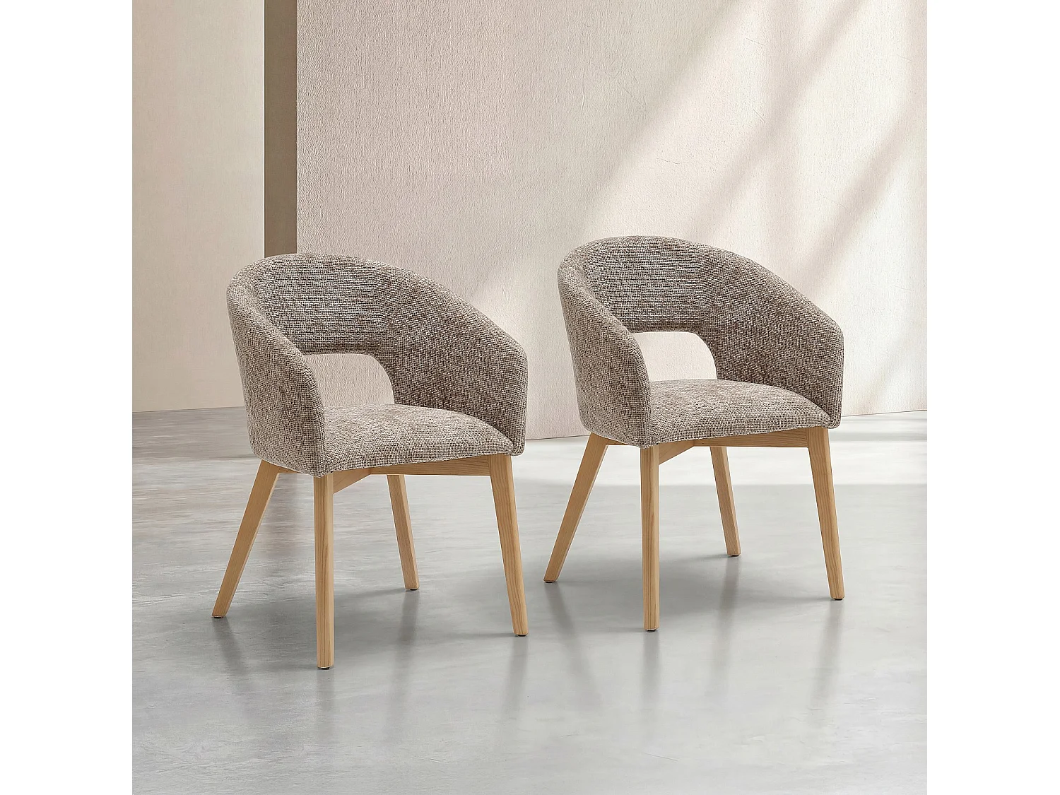 Habitat - Lot de 2 chaises en tissu chenille et bois massif avec accoudoirs - Beige et chêne - Rusti