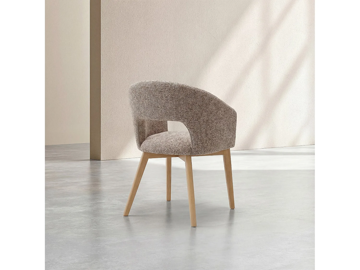 Lot de 2 chaises en tissu chenille et bois massif finition chêne avec accoudoirs - Beige
