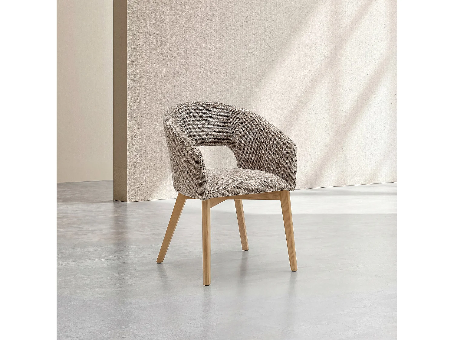 Lot de 2 chaises en tissu chenille et bois massif finition chêne avec accoudoirs - Beige