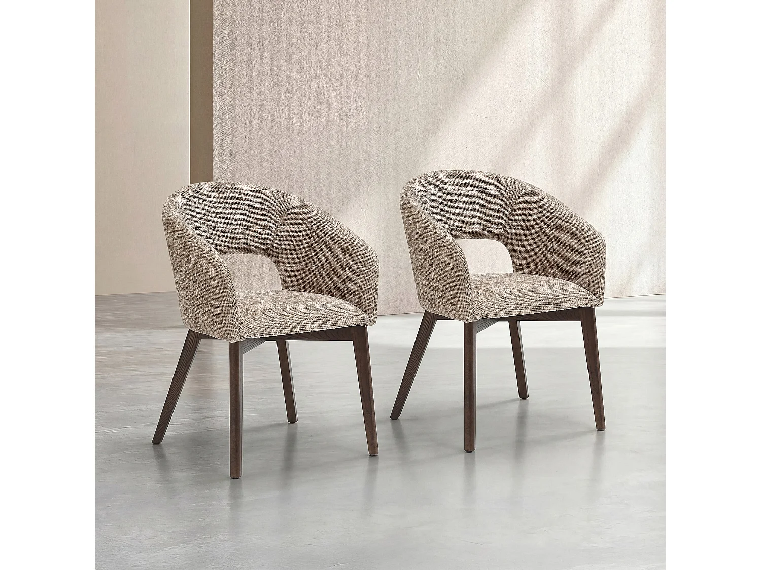 Habitat - Lot de 2 chaises en tissu chenille et bois massif finition noyer avec accoudoirs - Beige - Rusti