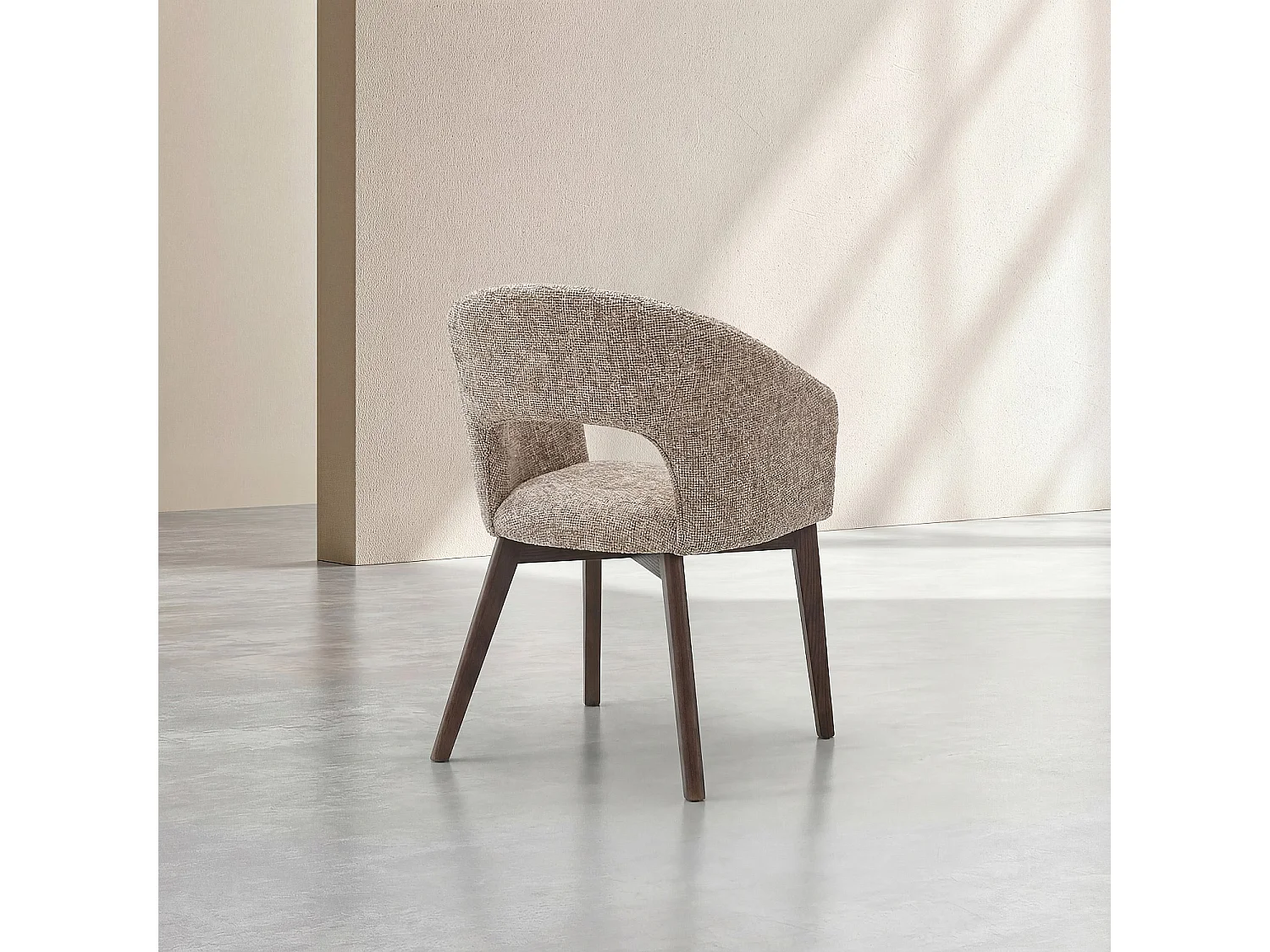 Habitat - Lot de 2 chaises en tissu chenille et bois massif finition noyer avec accoudoirs - Beige - Rusti