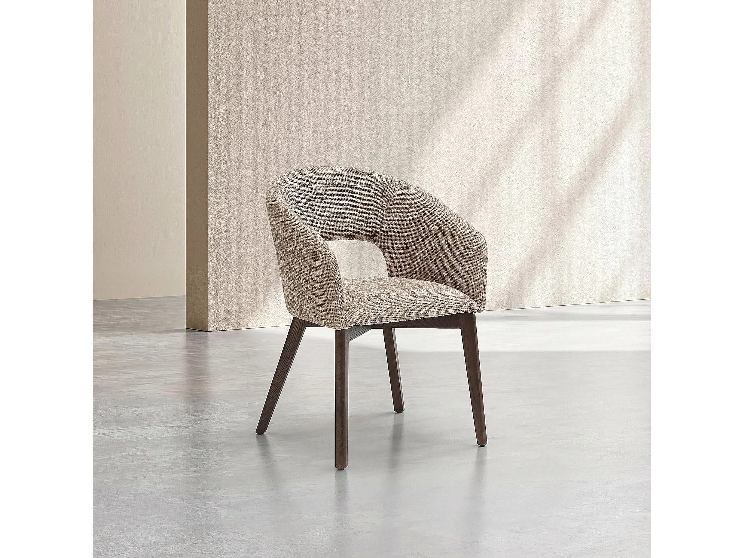 Habitat - Lot de 2 chaises en tissu chenille et bois massif finition noyer avec accoudoirs - Beige - Rusti