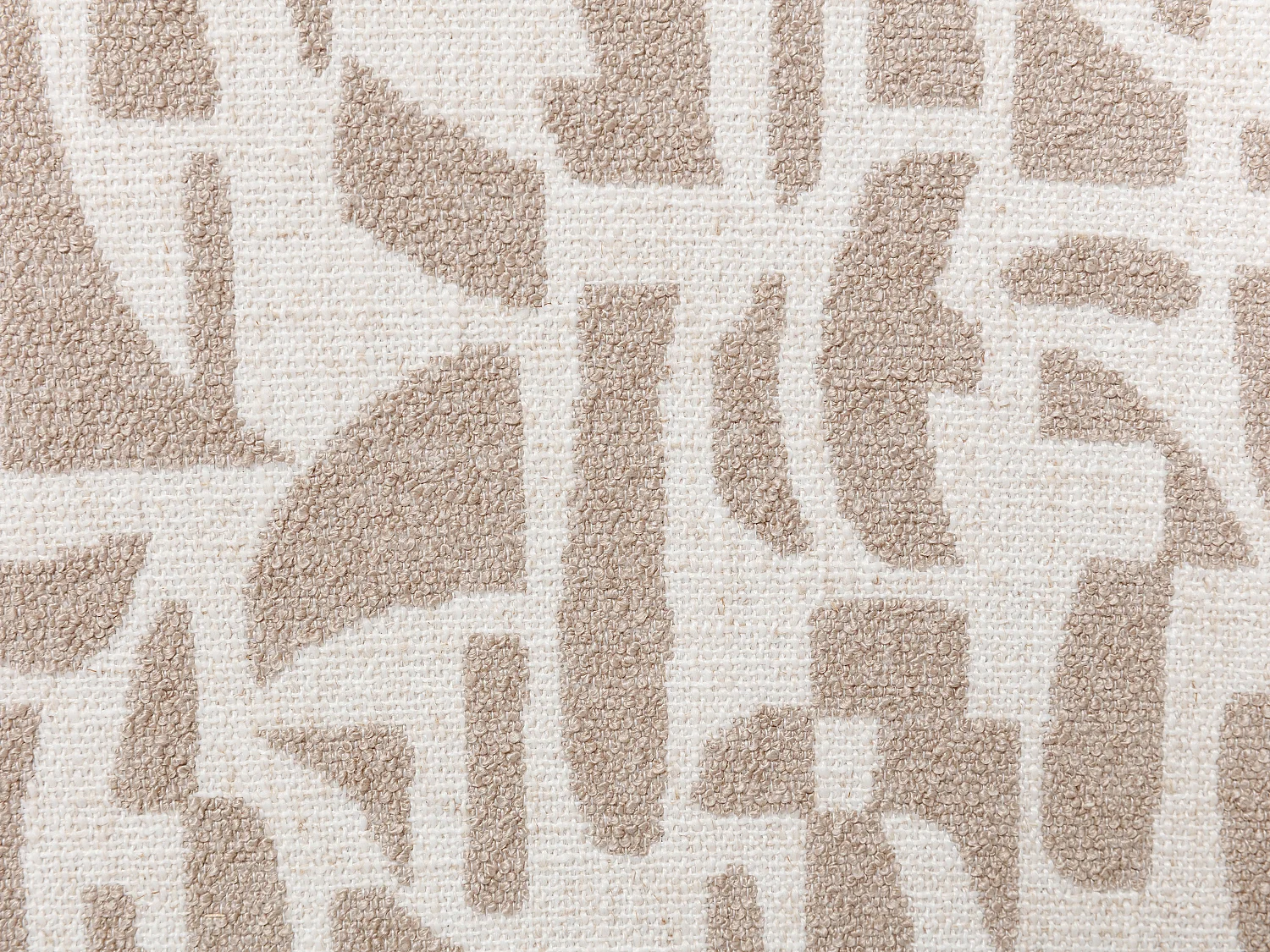 Chaise avec accoudoirs en tissu texturé bicolore et bois d'hévéa noir - Crème et taupe - LIVELIA de Pascal Morabito