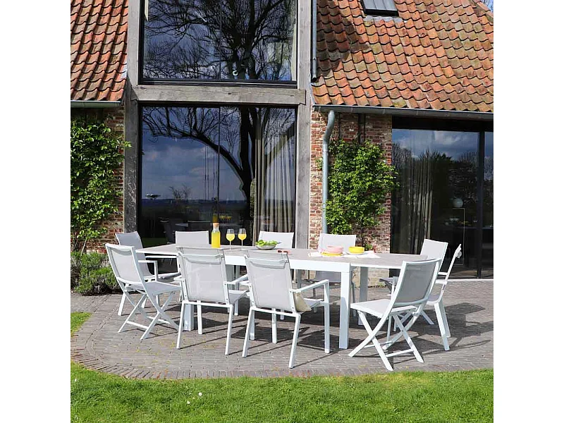 Ensemble TULUM 6/10p en aluminium blanc et plateau en alu décors bois avec 6 fauteuils et 4 chaises pliantes