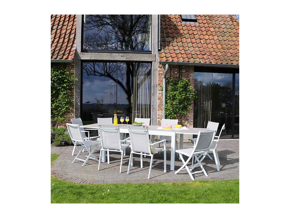 Ensemble TULUM 6/10p en aluminium blanc et plateau en alu décors bois avec 6 fauteuils et 4 chaises pliantes