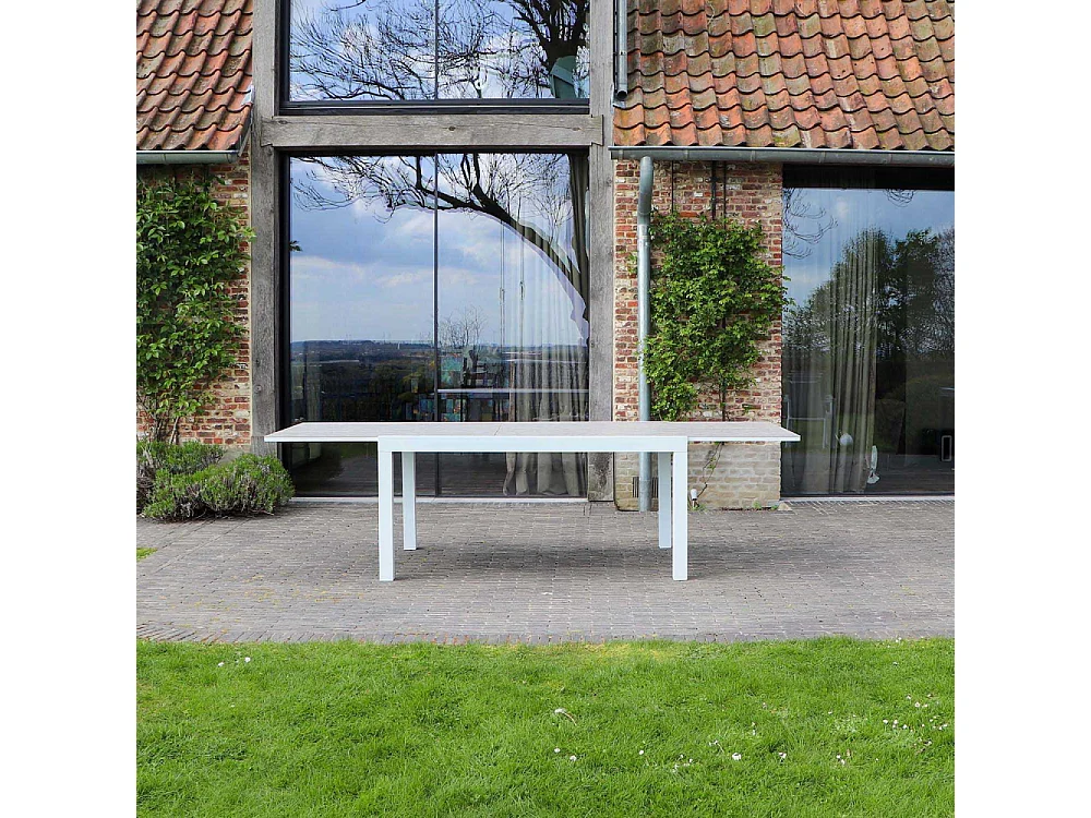 Ensemble TULUM 6/10p en aluminium blanc et plateau en alu décors bois avec 6 fauteuils et 4 chaises pliantes