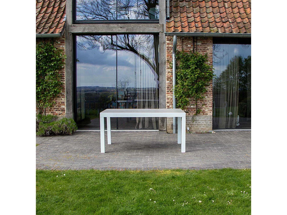 Ensemble TULUM 6/10p en aluminium blanc et plateau en alu décors bois avec 6 fauteuils et 4 chaises pliantes