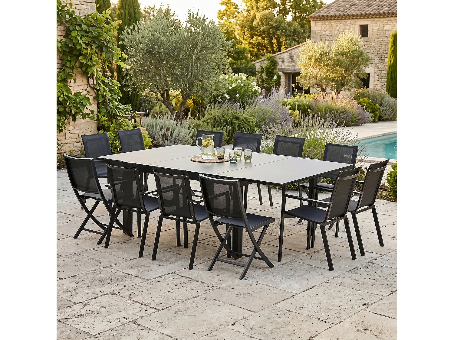 Ensemble BLACKSTAR 8/12p en aluminium noir et verre noir avec 8 fauteuils et 4 chaises pliantes en aluminium et textilène