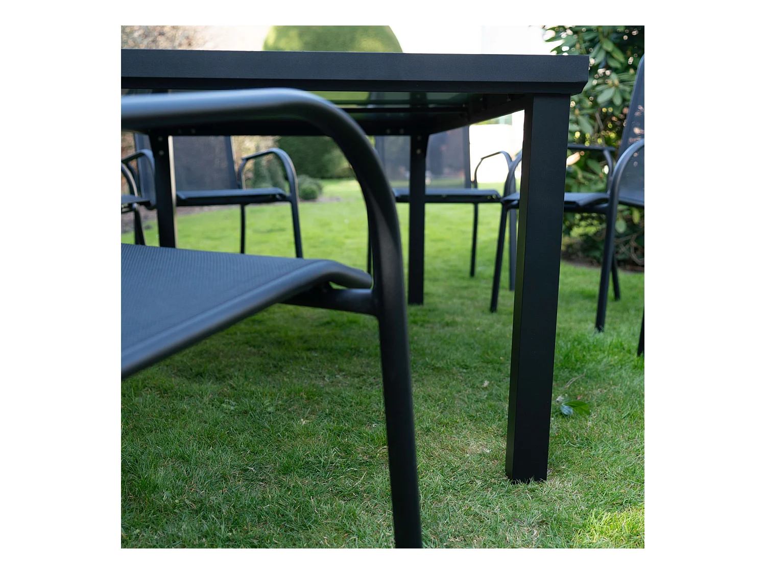 Ensemble BLACKEDITION 8p en aluminium, plateau en verre trempé opaque avec 8 fauteuils en textilène