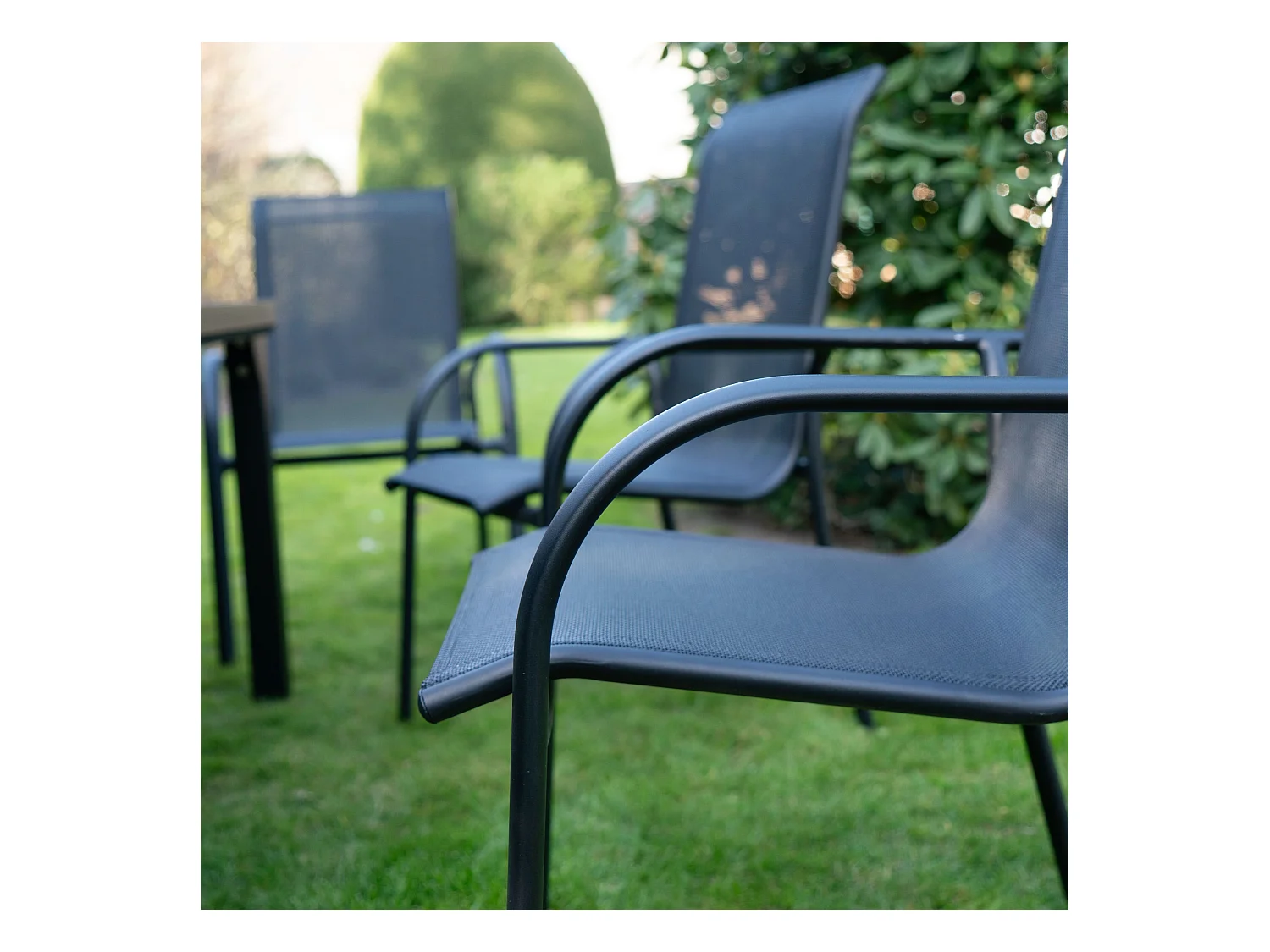 Ensemble BLACKEDITION 8p en aluminium, plateau en verre trempé opaque avec 8 fauteuils en textilène