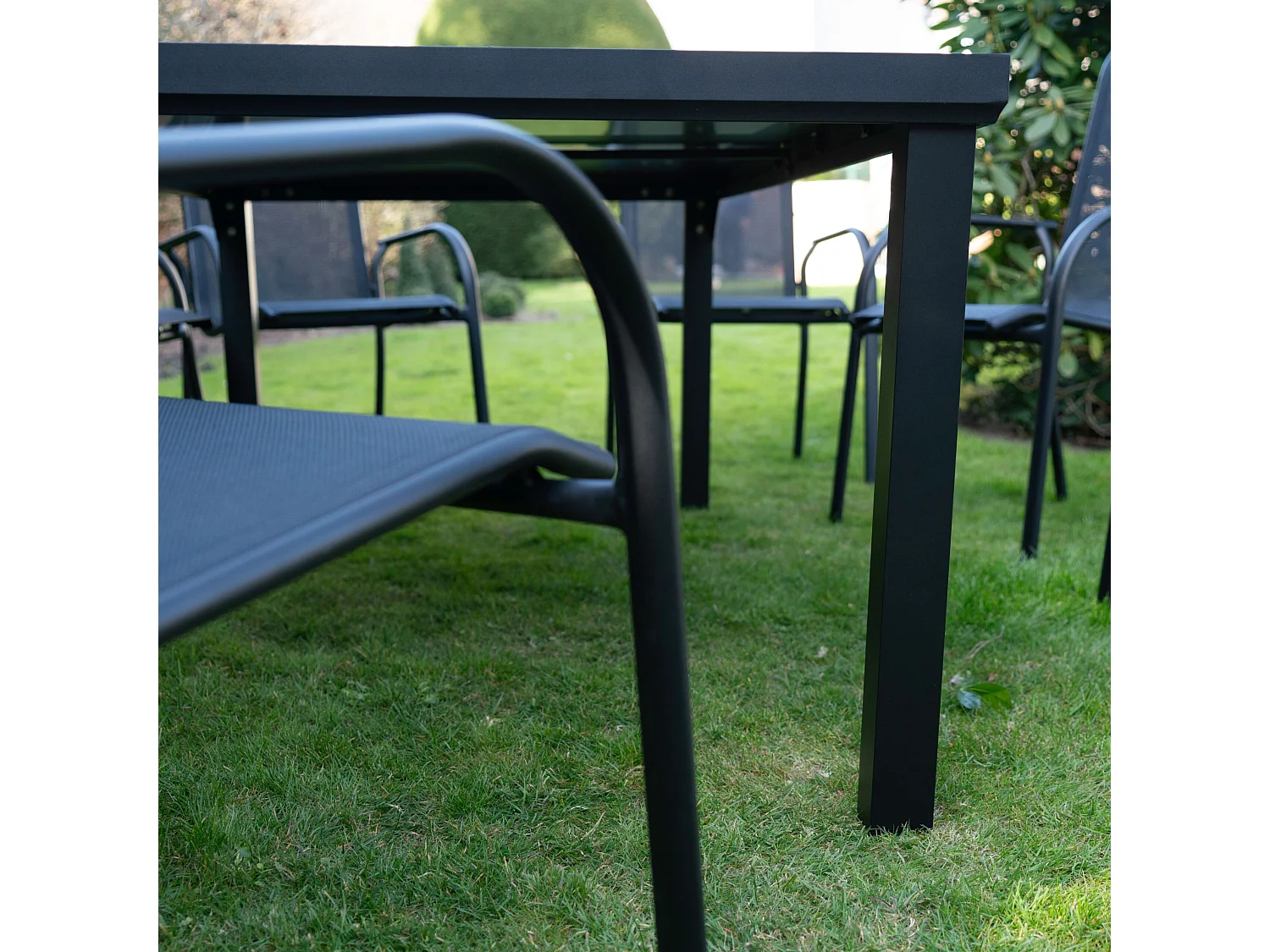 Ensemble BLACKEDITION 8p en aluminium, plateau en verre trempé opaque avec 8 fauteuils en textilène