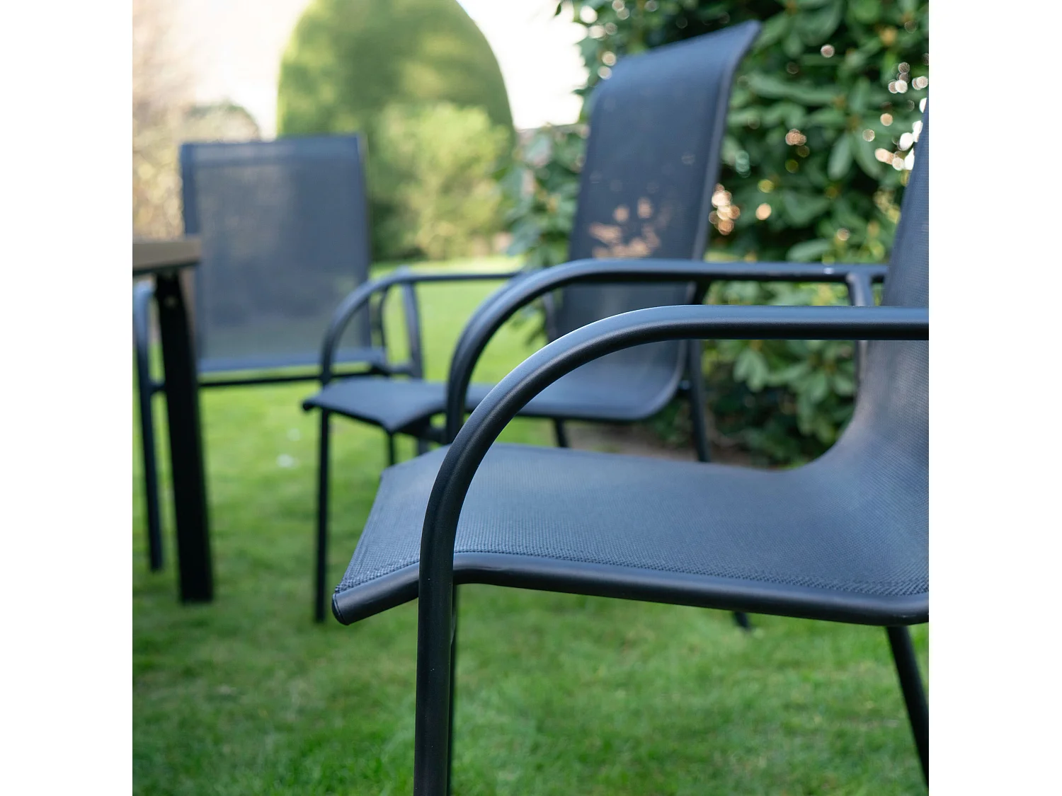 Ensemble BLACKEDITION 8p en aluminium, plateau en verre trempé opaque avec 8 fauteuils en textilène