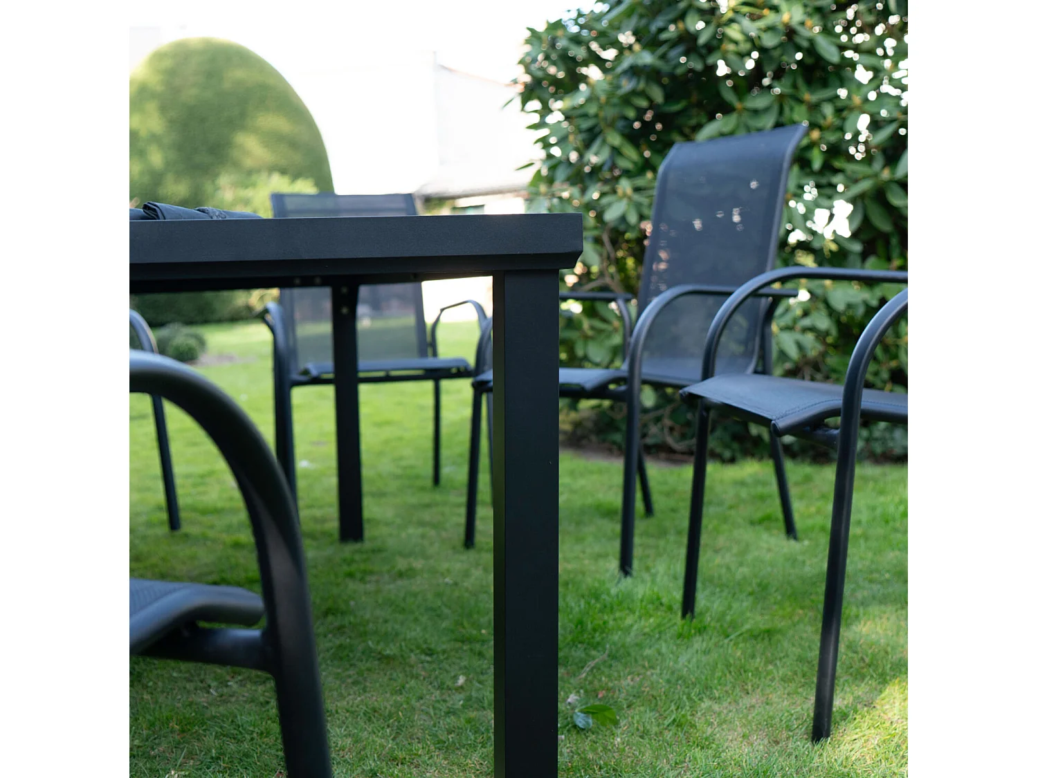 Ensemble BLACKEDITION 8p en aluminium, plateau en verre trempé opaque avec 8 fauteuils en textilène