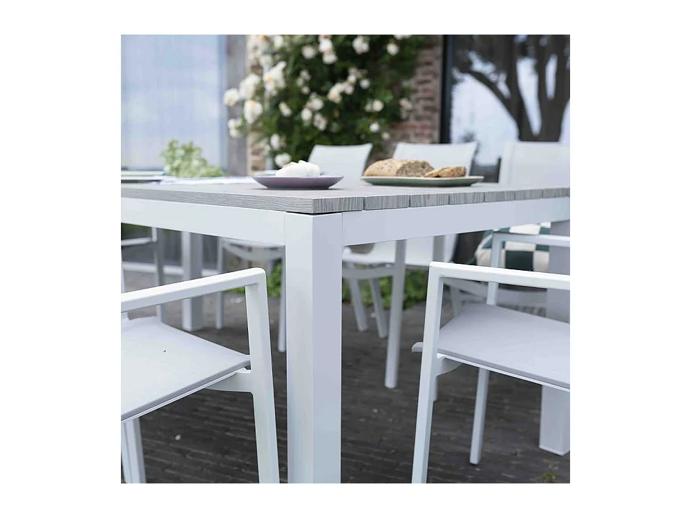 Ensemble TAMPA 8p en aluminium blanc et plateau en alu décors bois avec 8 fauteuils et 4 chaises pliantes