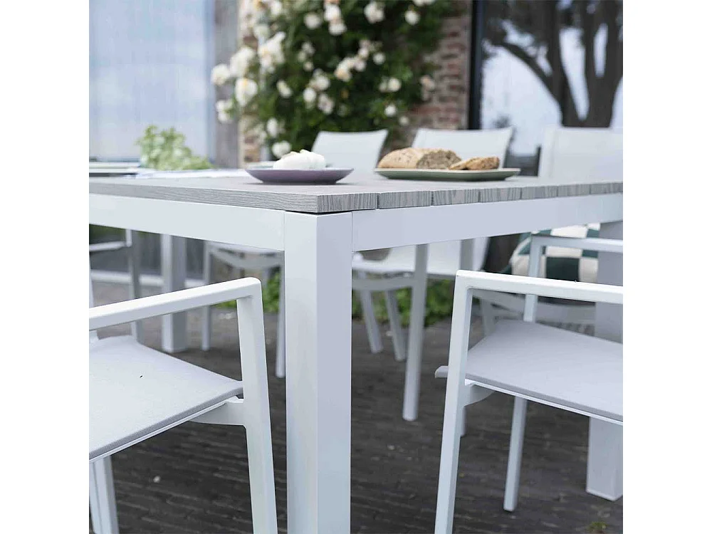 Ensemble TAMPA 8p en aluminium blanc et plateau en alu décors bois avec 8 fauteuils et 4 chaises pliantes