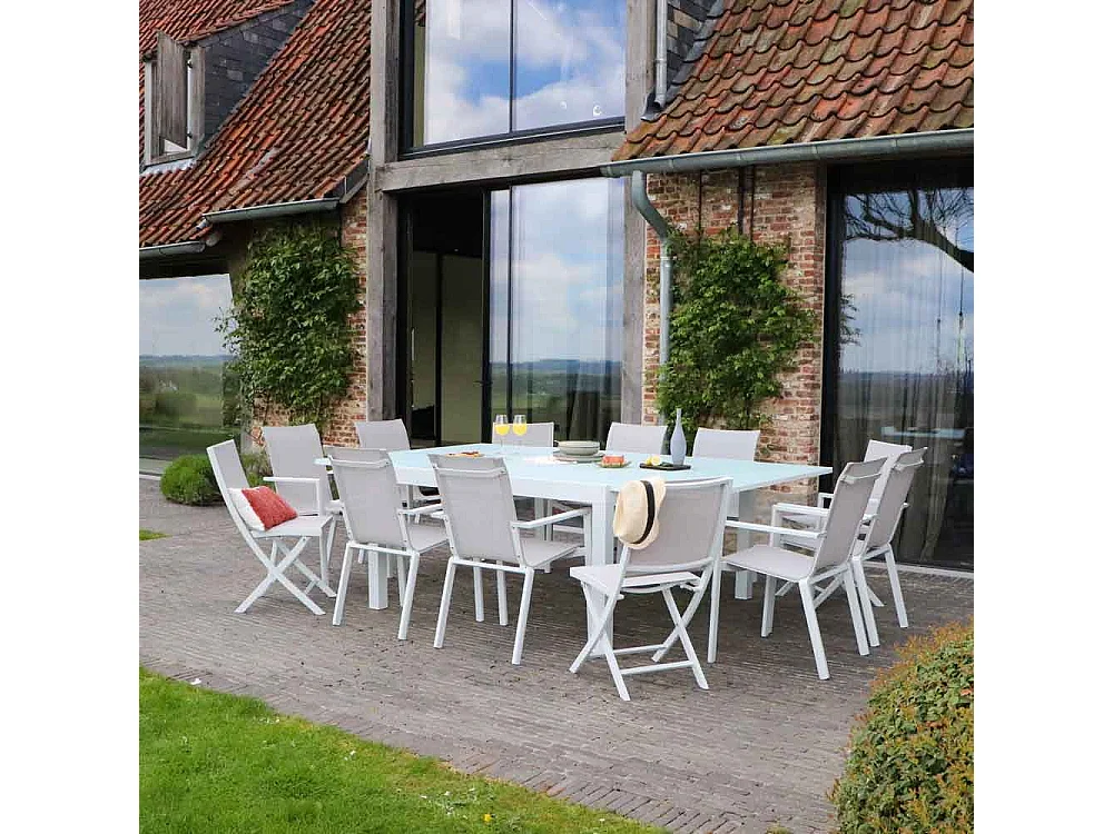 Ensemble WHITESTAR 8/12p en aluminium blanc et verre blanc avec 8 fauteuils et 4 chaises pliantes en aluminium et textilène