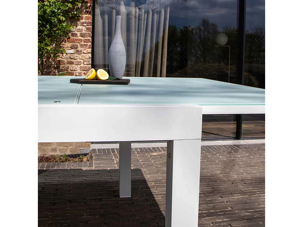 Ensemble WHITESTAR 8/12p en aluminium blanc et verre blanc avec 8 fauteuils et 4 chaises pliantes en aluminium et textilène