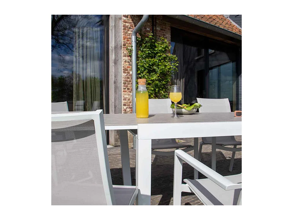 Ensemble TULUM 6/10p en aluminium blanc et plateau en aluminium décors bois avec 6 fauteuils en textilène