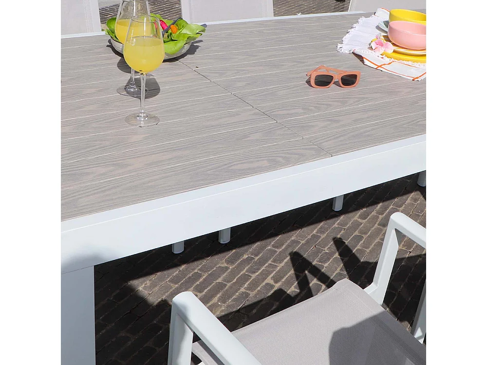 Ensemble TULUM 6/10p en aluminium blanc et plateau en aluminium décors bois avec 6 fauteuils en textilène