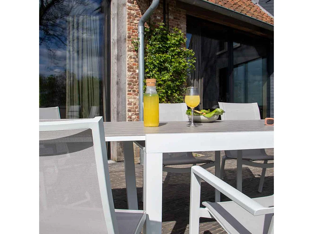 Ensemble TULUM 6/10p en aluminium blanc et plateau en aluminium décors bois avec 6 fauteuils en textilène