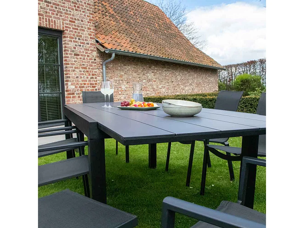 Ensemble HPL 6/10p en aluminium noir et plateau en HPL gris avec 6 fauteuils et 4 chaises pliantes en aluminium et textilène