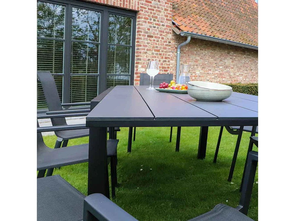 Ensemble HPL 6/10p en aluminium noir et plateau en HPL gris avec 6 fauteuils et 4 chaises pliantes en aluminium et textilène