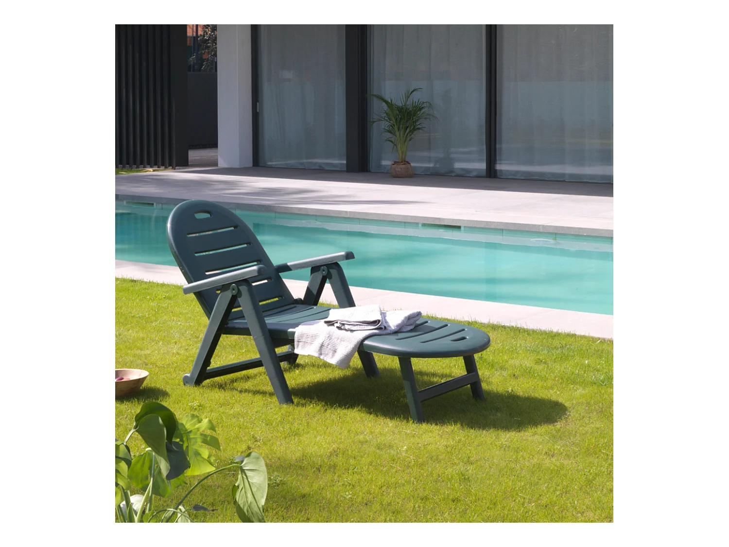 Grüne CAIMAN Liegestuhl aus strapazierfähigem Polypropylen mit verstellbarer Rückenlehne und integrierten Rädern