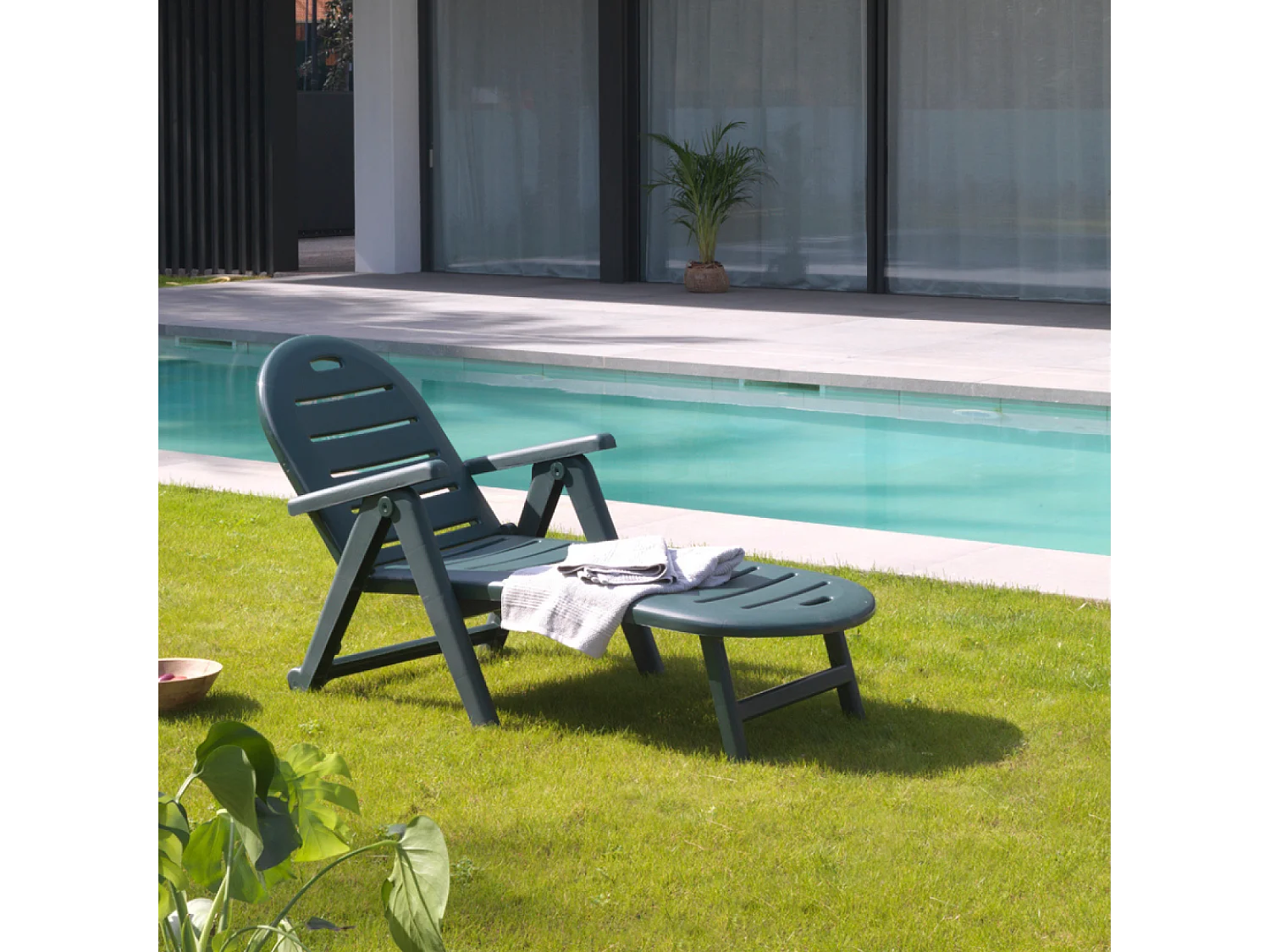 Espreguiçadeira verde CAIMAN em polipropileno resistente com encosto reclinável e rodas integradas