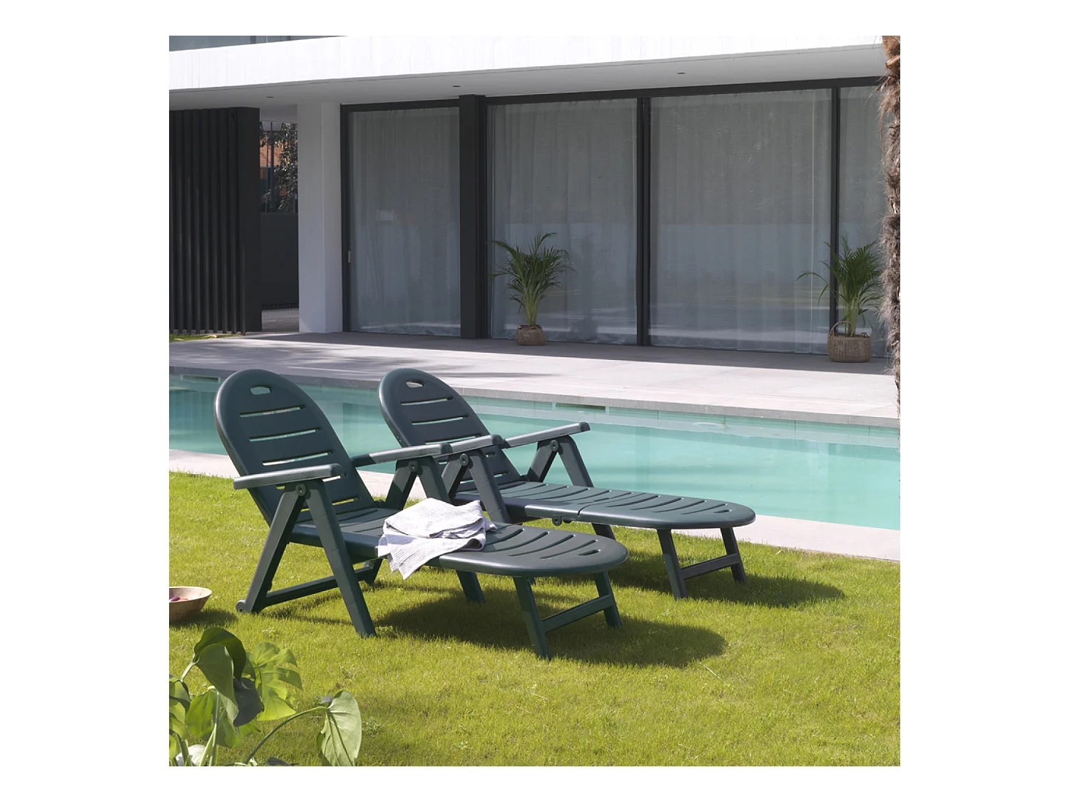Set aus 2 grünen Sonnenliegen CAIMAN mit Rädern und verstellbarer Rückenlehne
