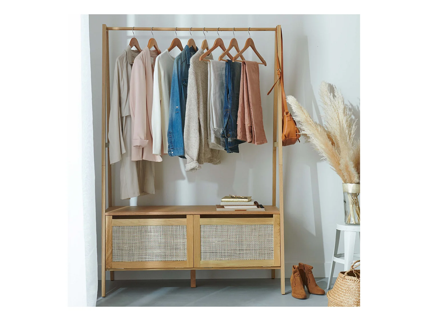 Portant vêtements en bois et cannage 110x165cm - avec rangement fermé