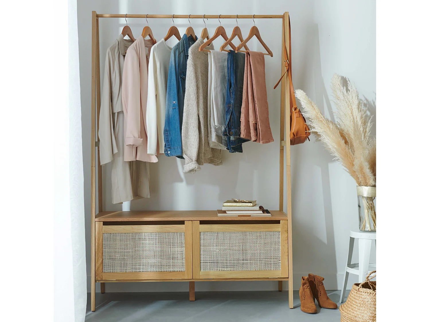 Portant vêtements en bois et cannage 110x165cm - avec rangement fermé
