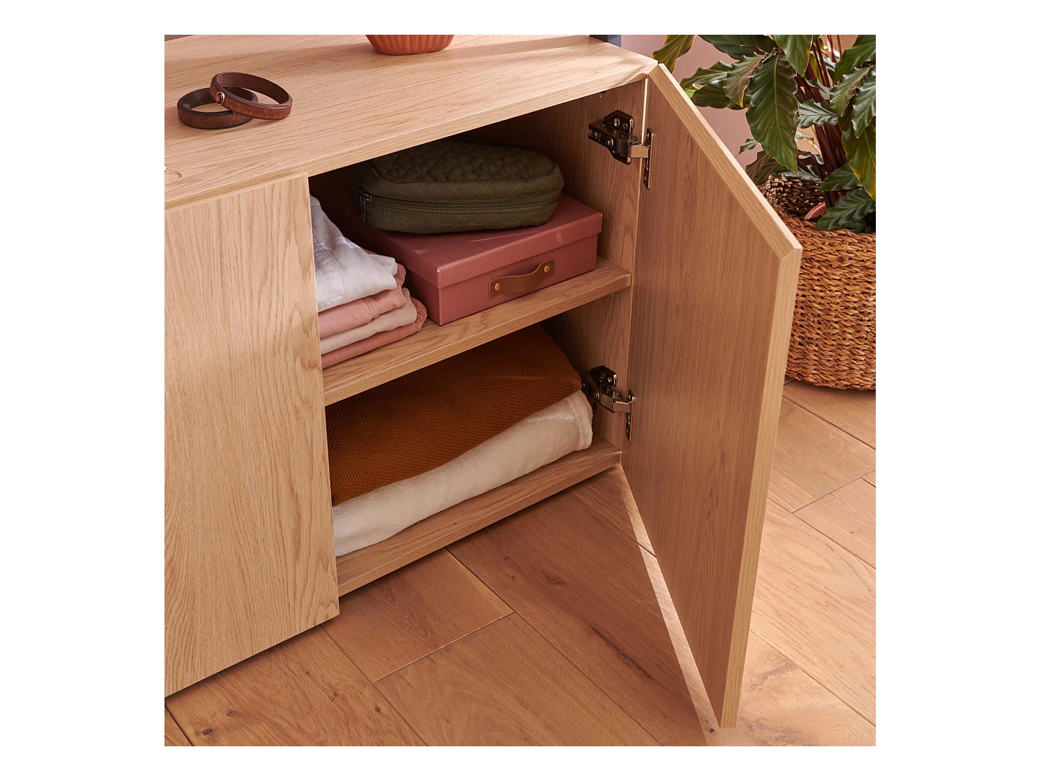 Alta houten en metalen kledingrek