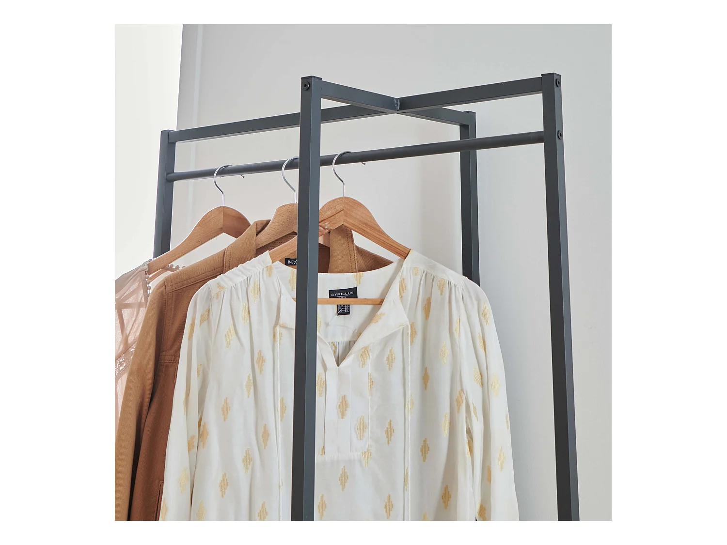 Kruis houten en metalen kledingrek