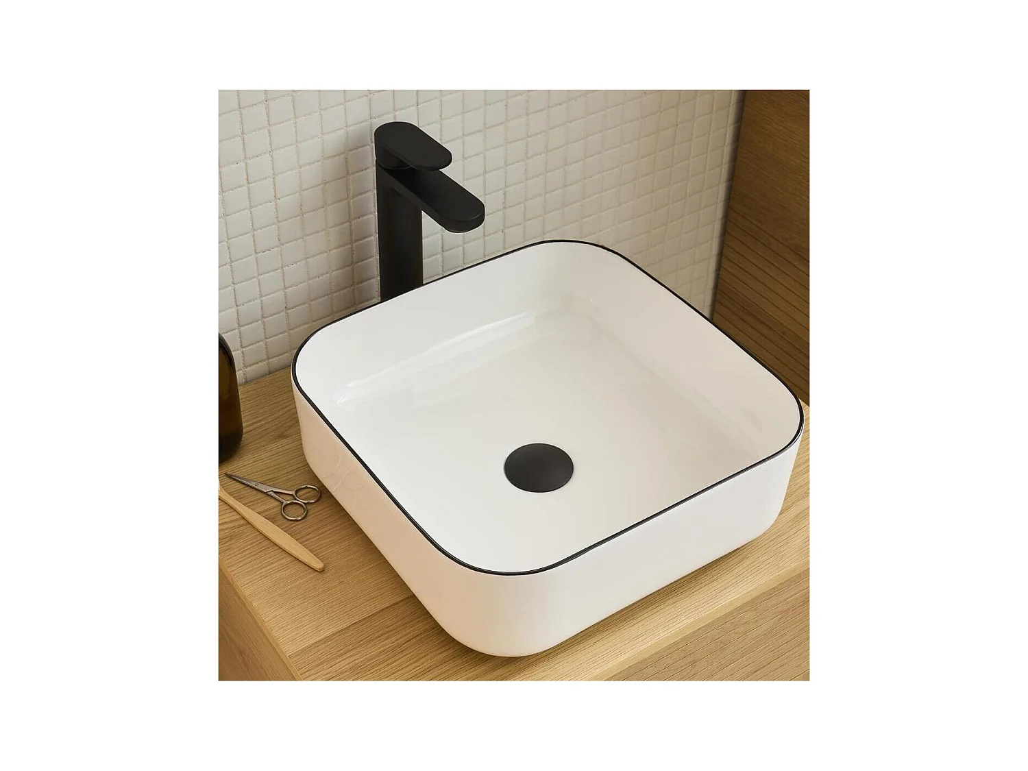 Vasque à poser carrée en céramique blanche avec liseret noir 37cm